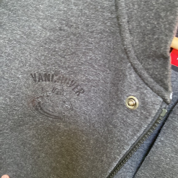 Nike Vancouver Canucks sports outerwear - Picture 5 of 11